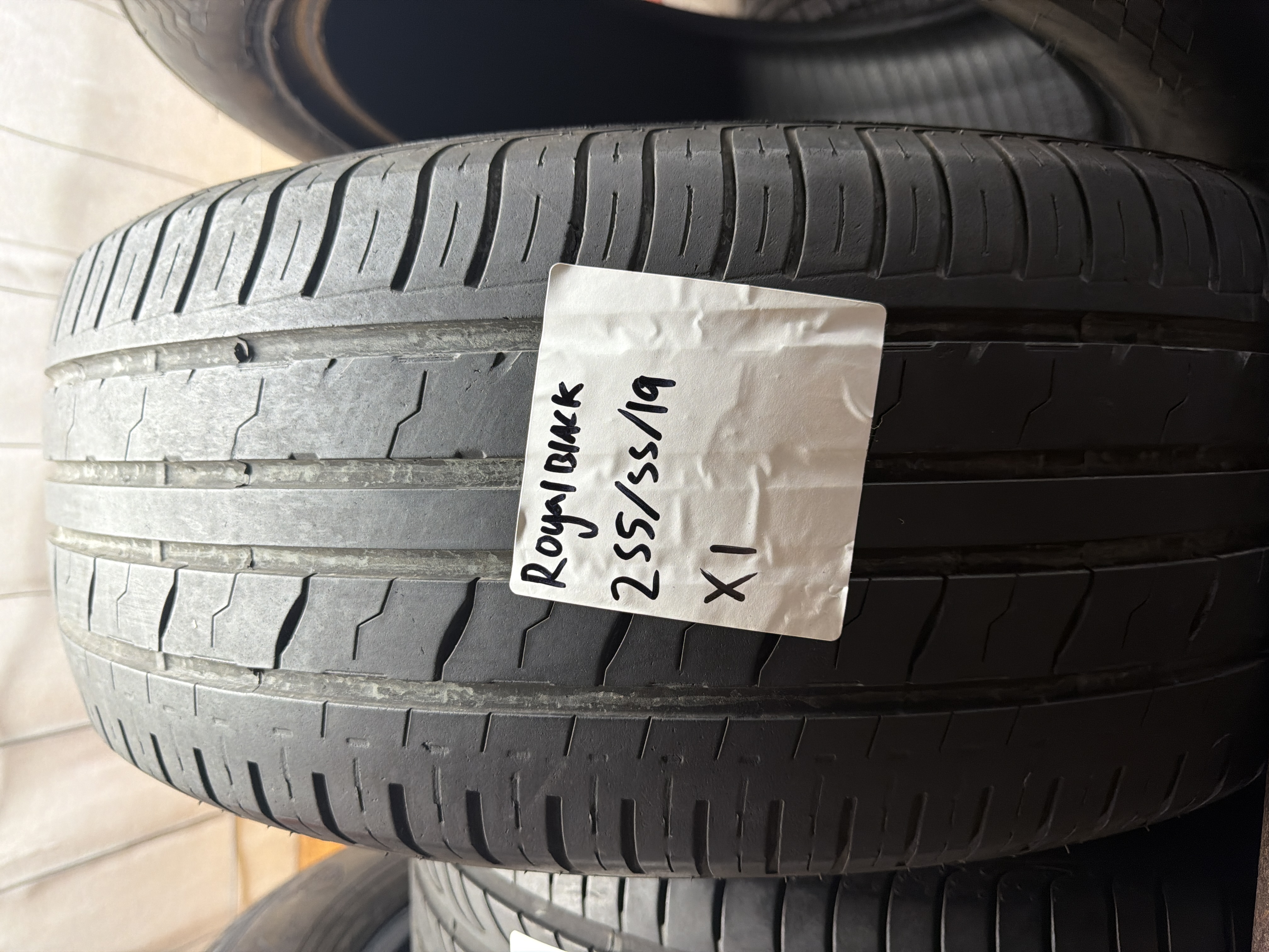 255/55R19 — Royal Black Royal Performance