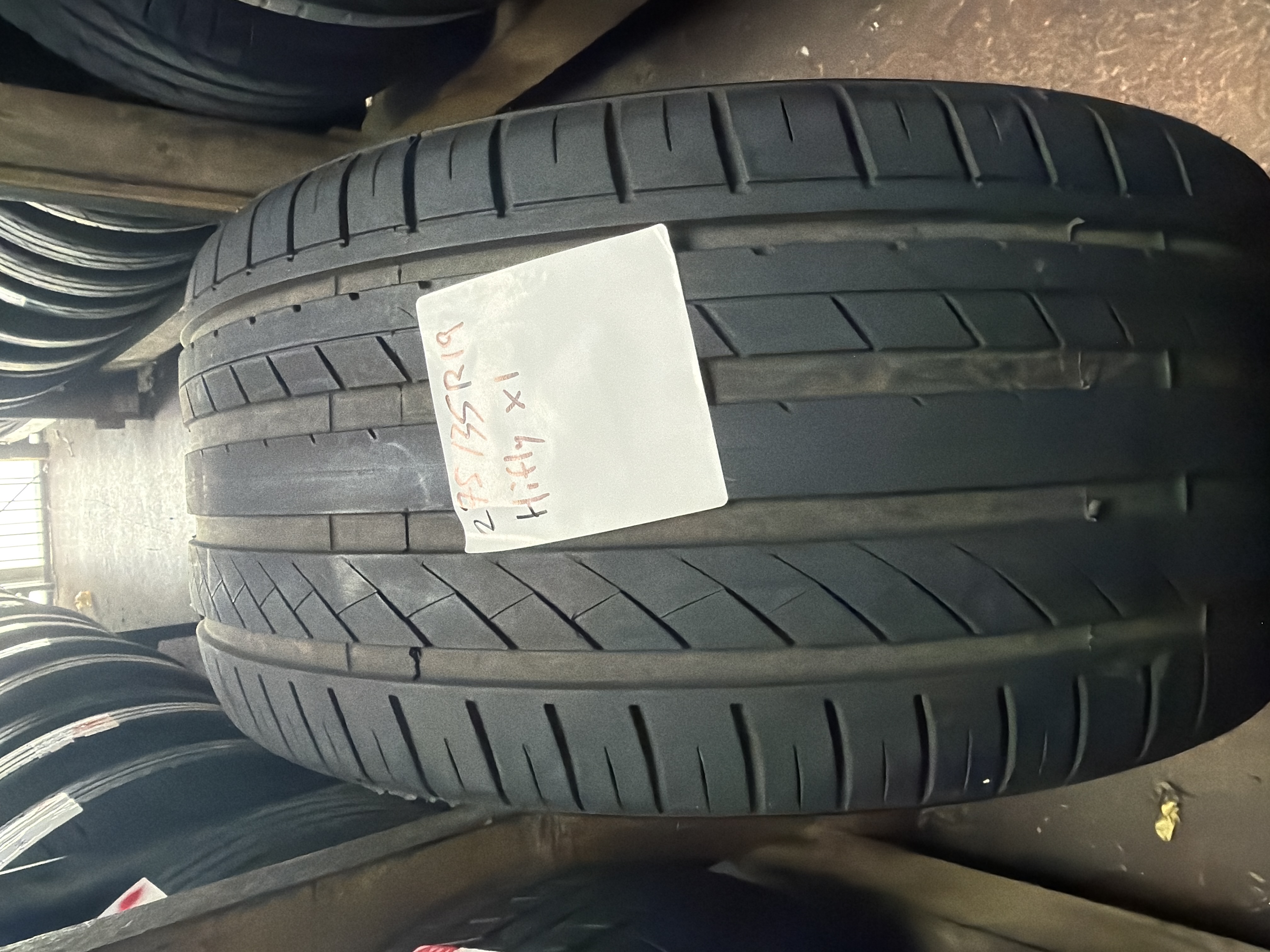275/35R19 — Hifly HF805