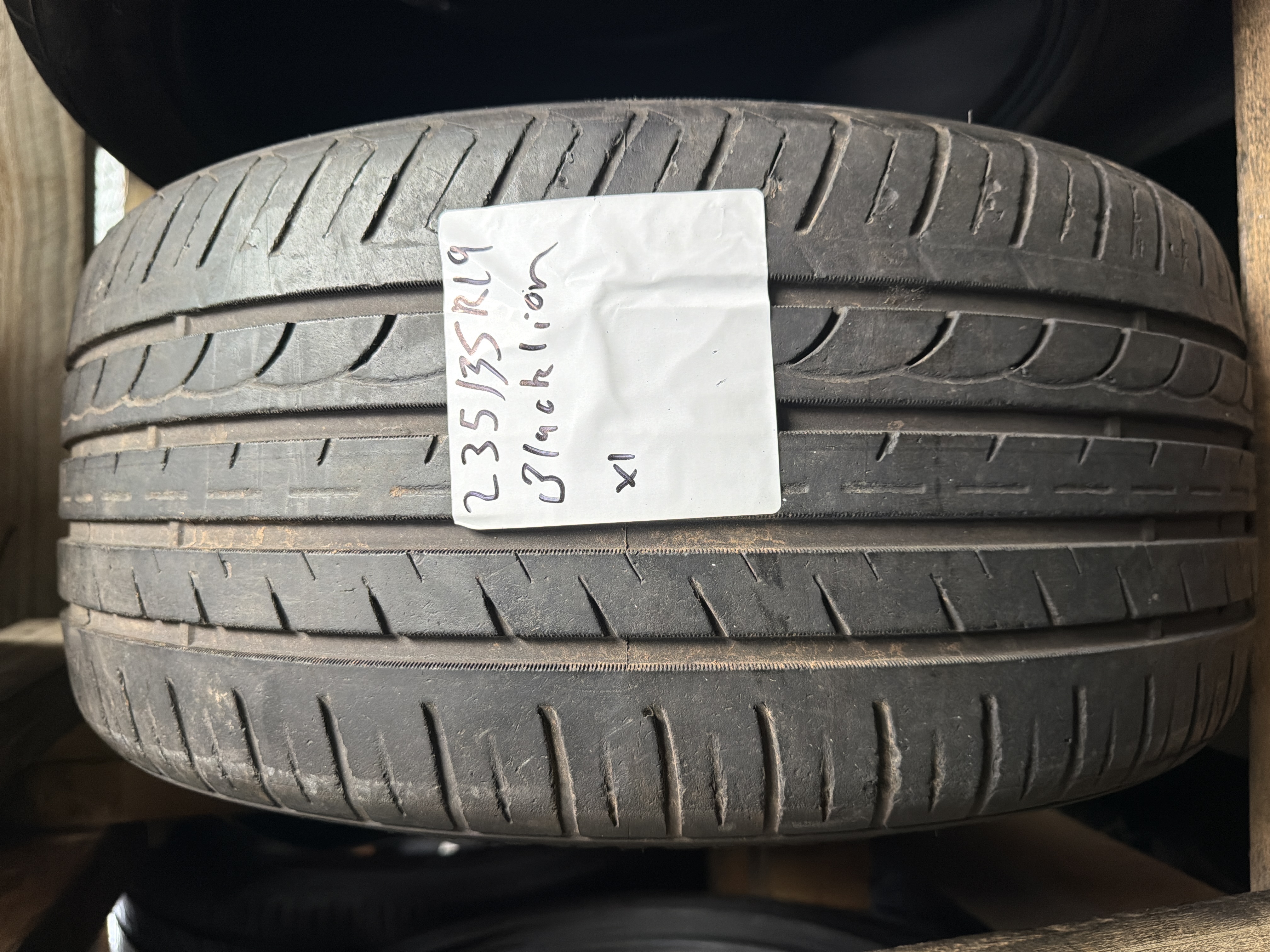 235/35R19 — Blacklion Champoint