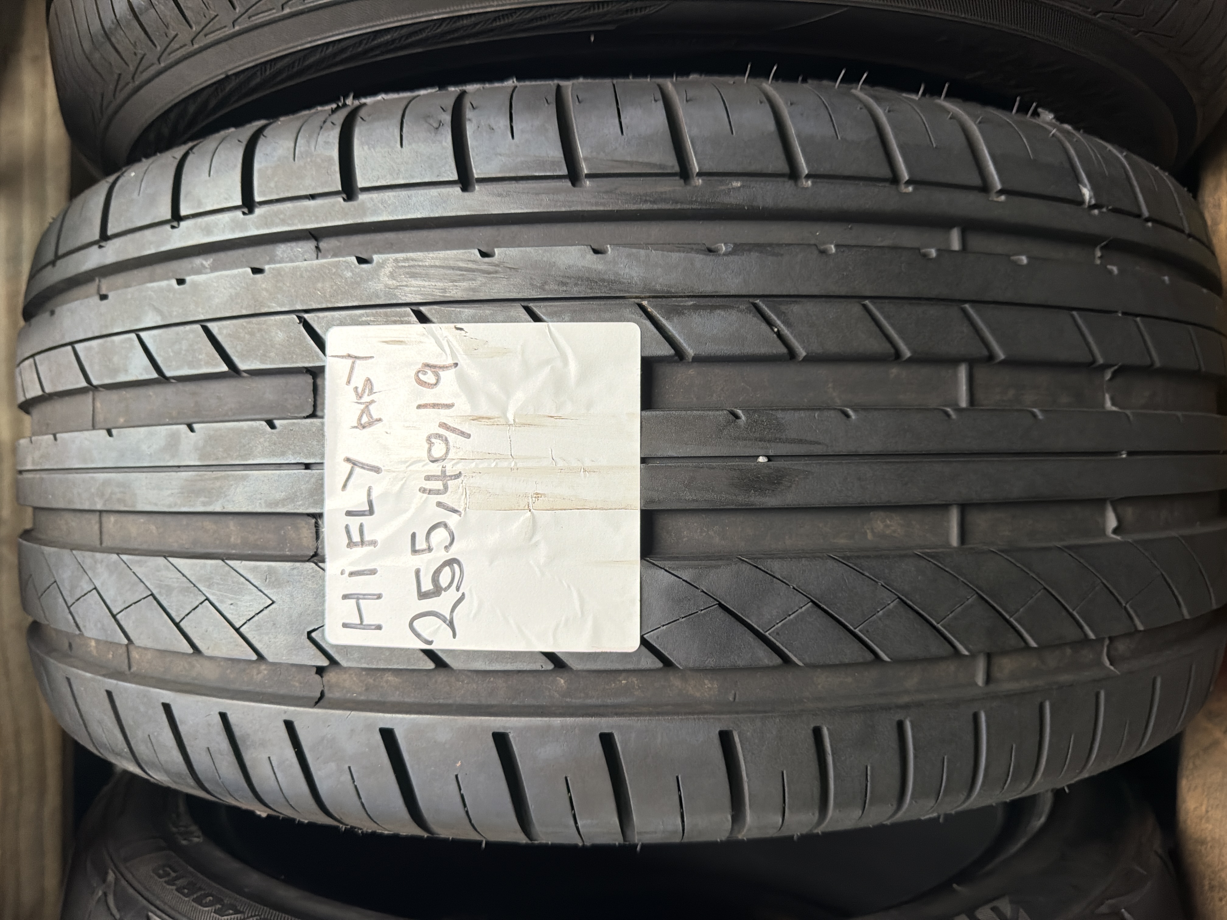 255/40R19 — Hifly HF805