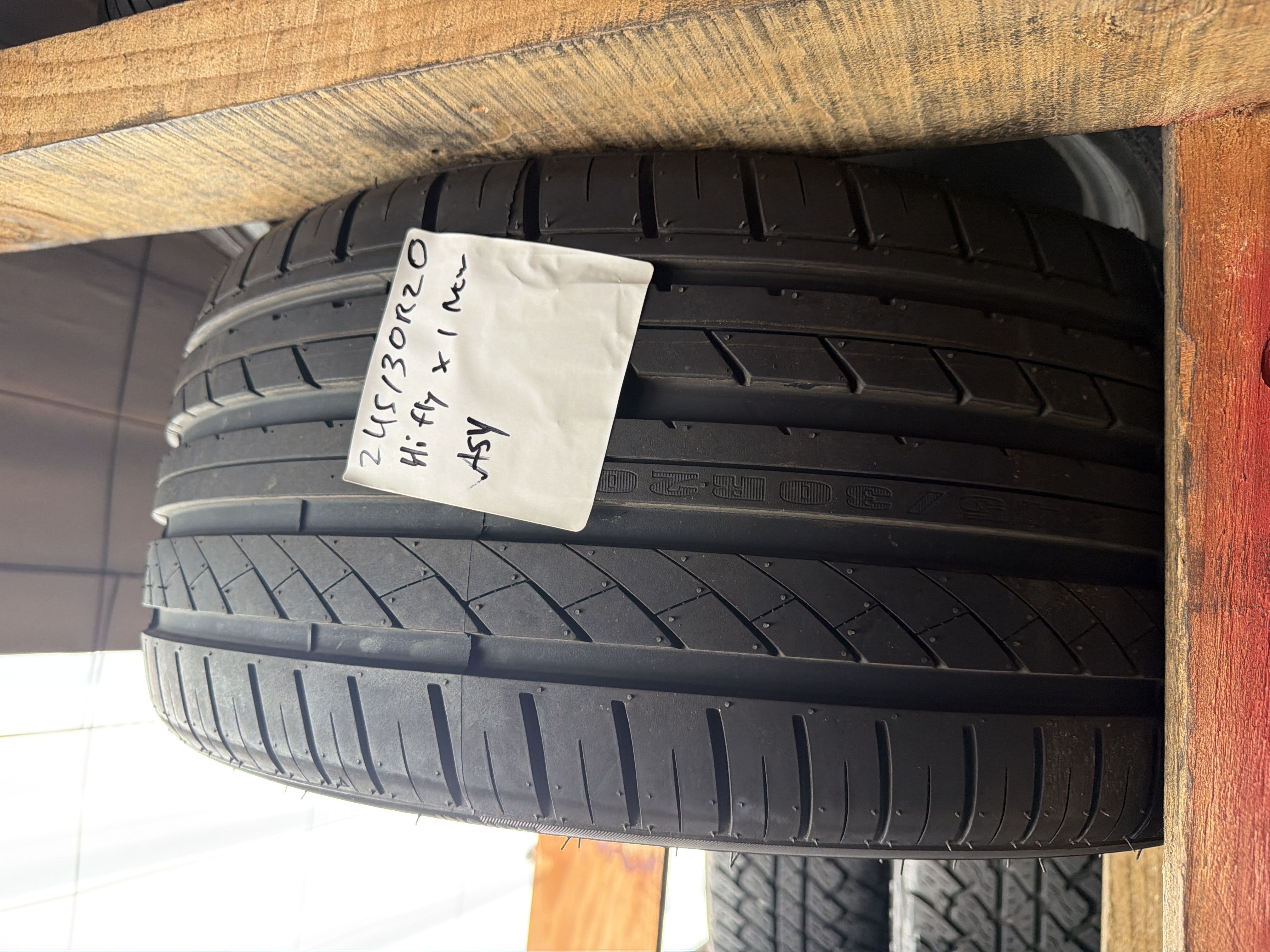 245/30R20 — Hifly HF805