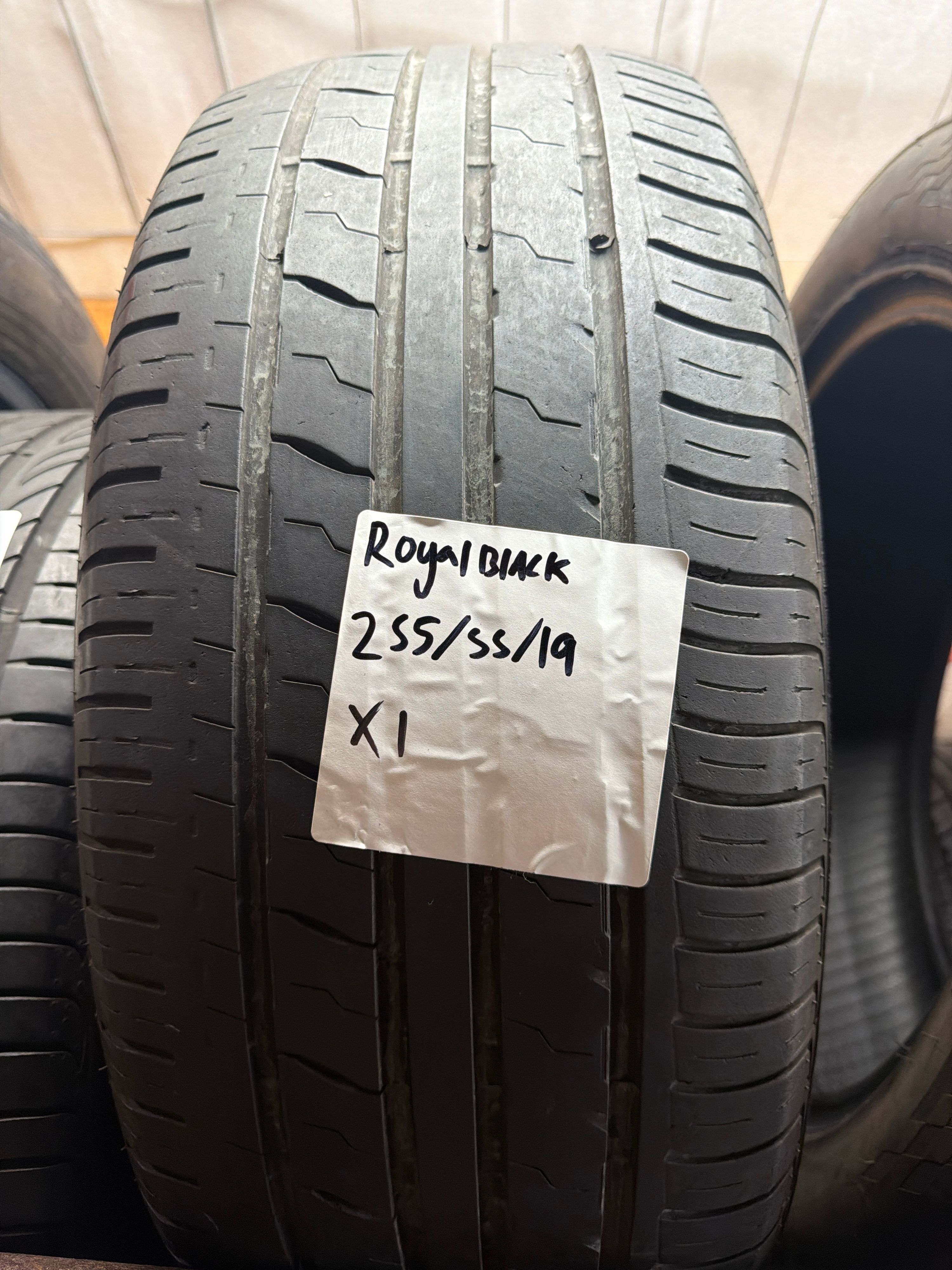 255/55R19 — Royal Black Royal Performance