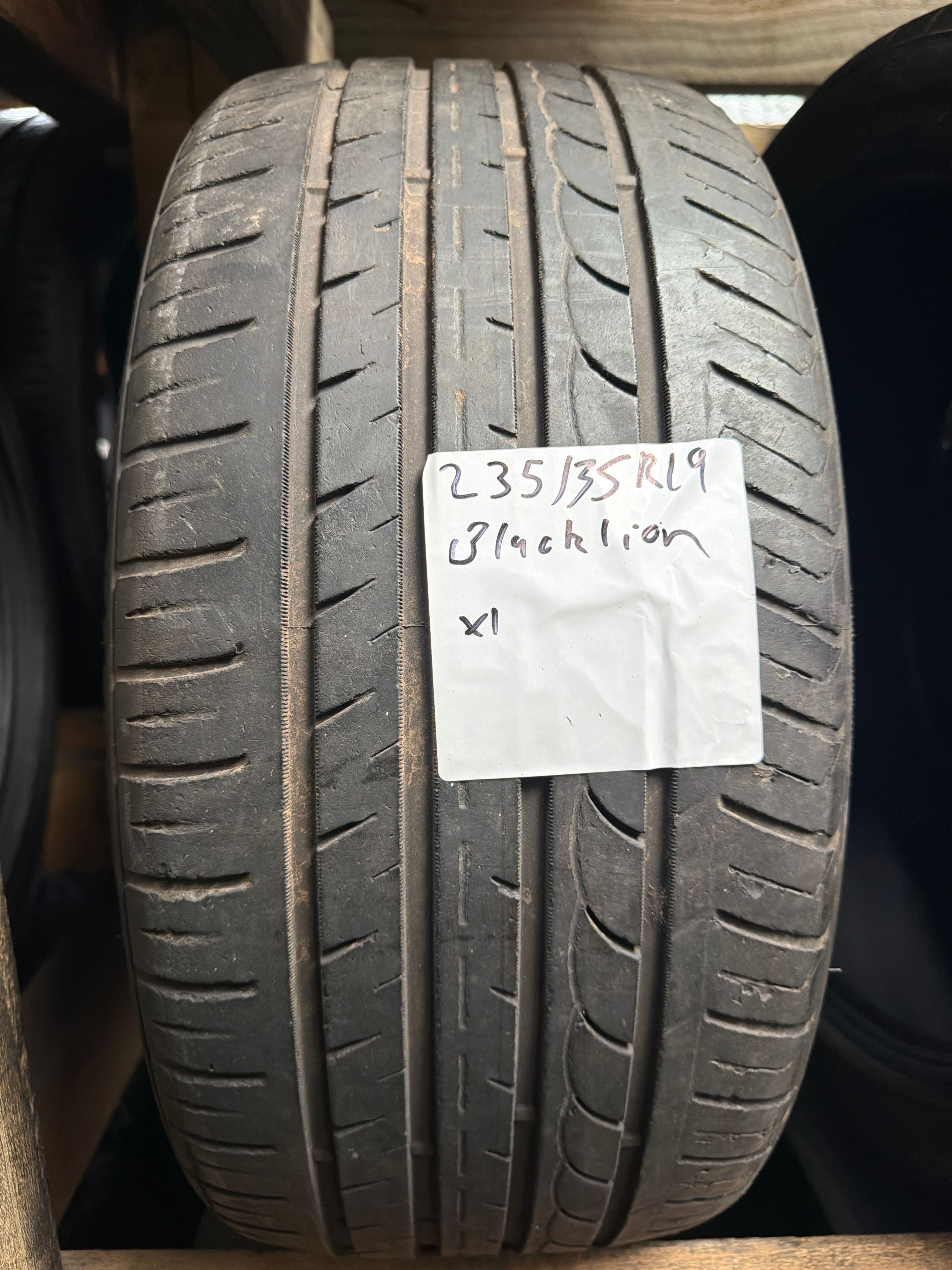 235/35R19 — Blacklion Champoint