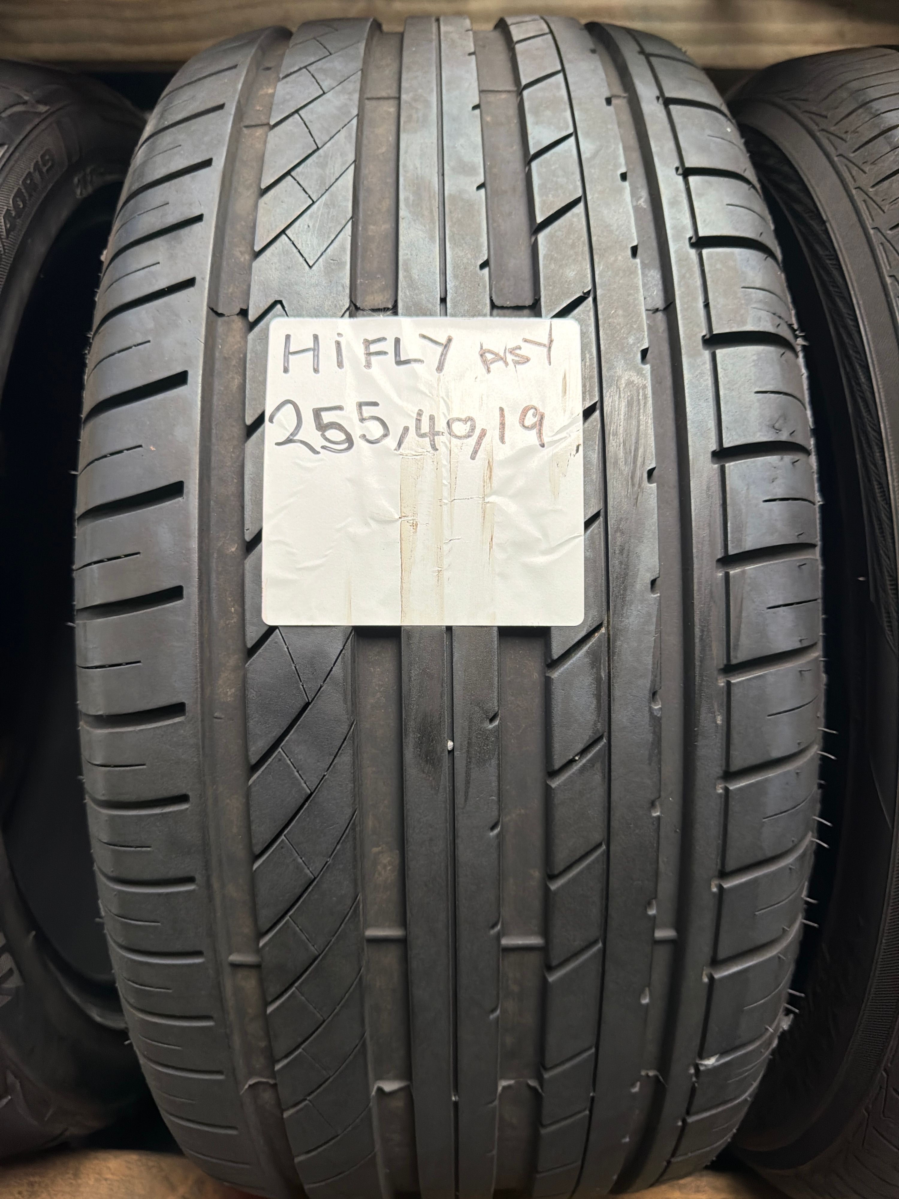 255/40R19 — Hifly HF805