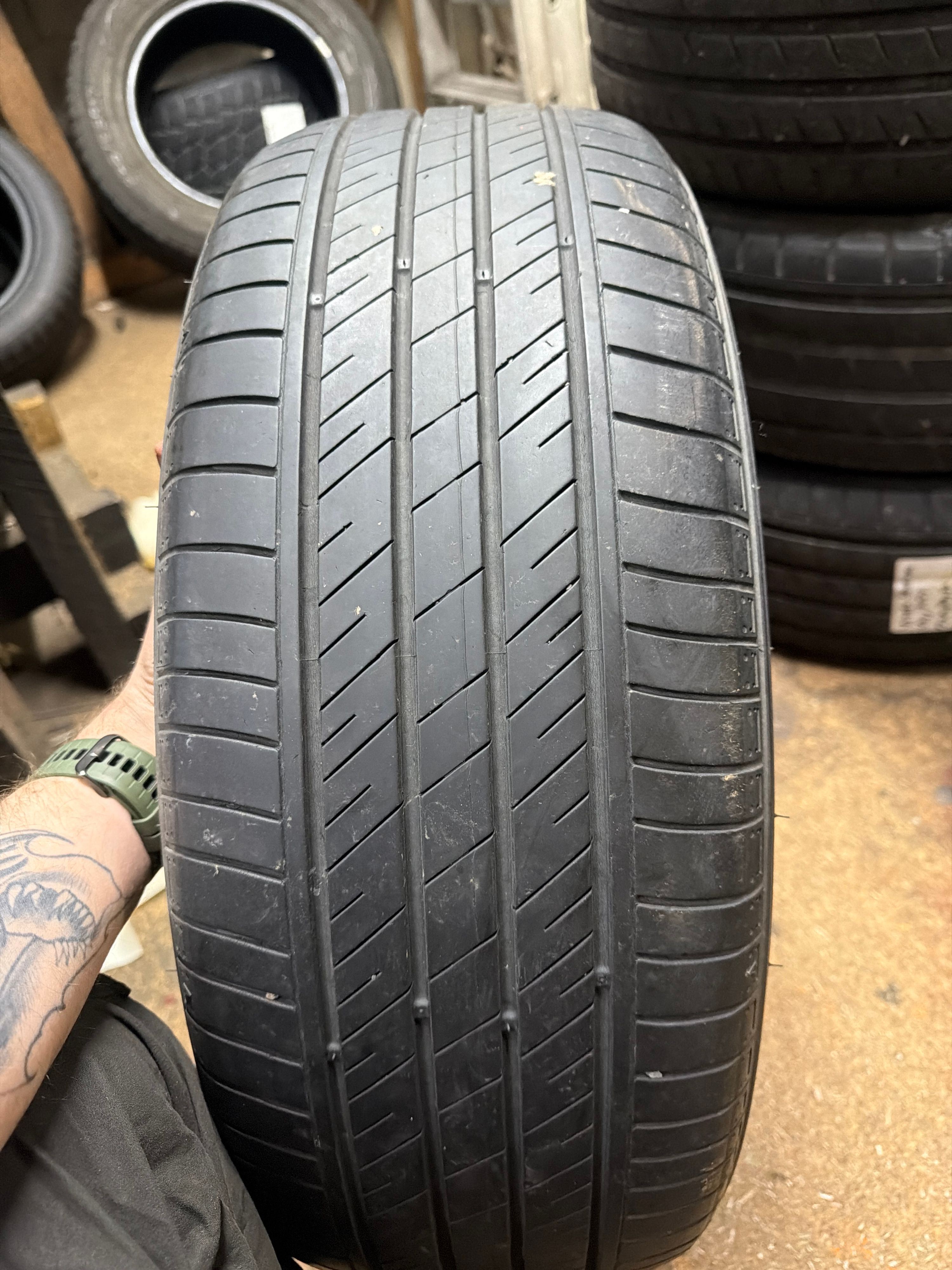 225/55R18 — kumho Solus HS63
