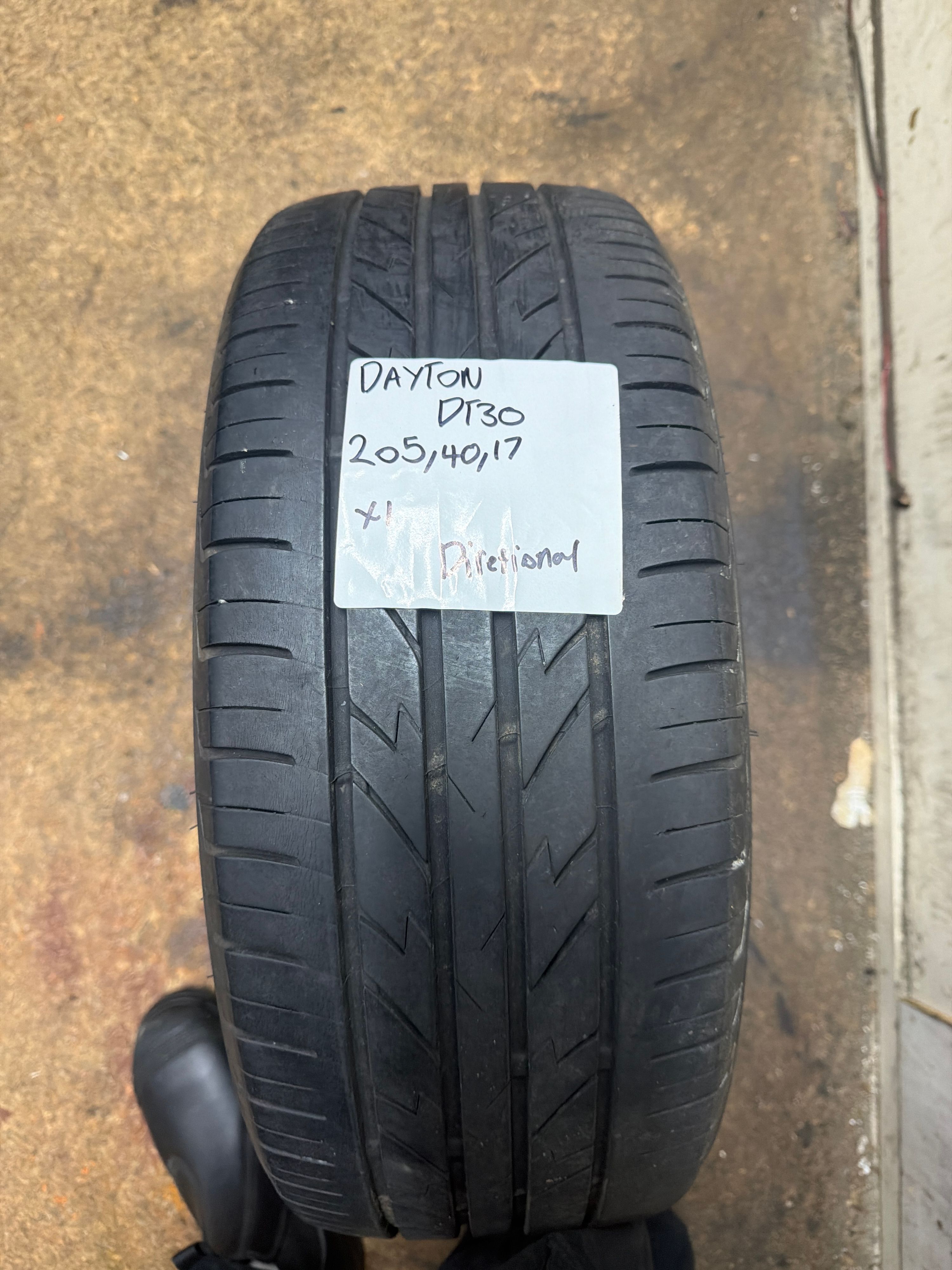205/40R17 — Dayton Dt30