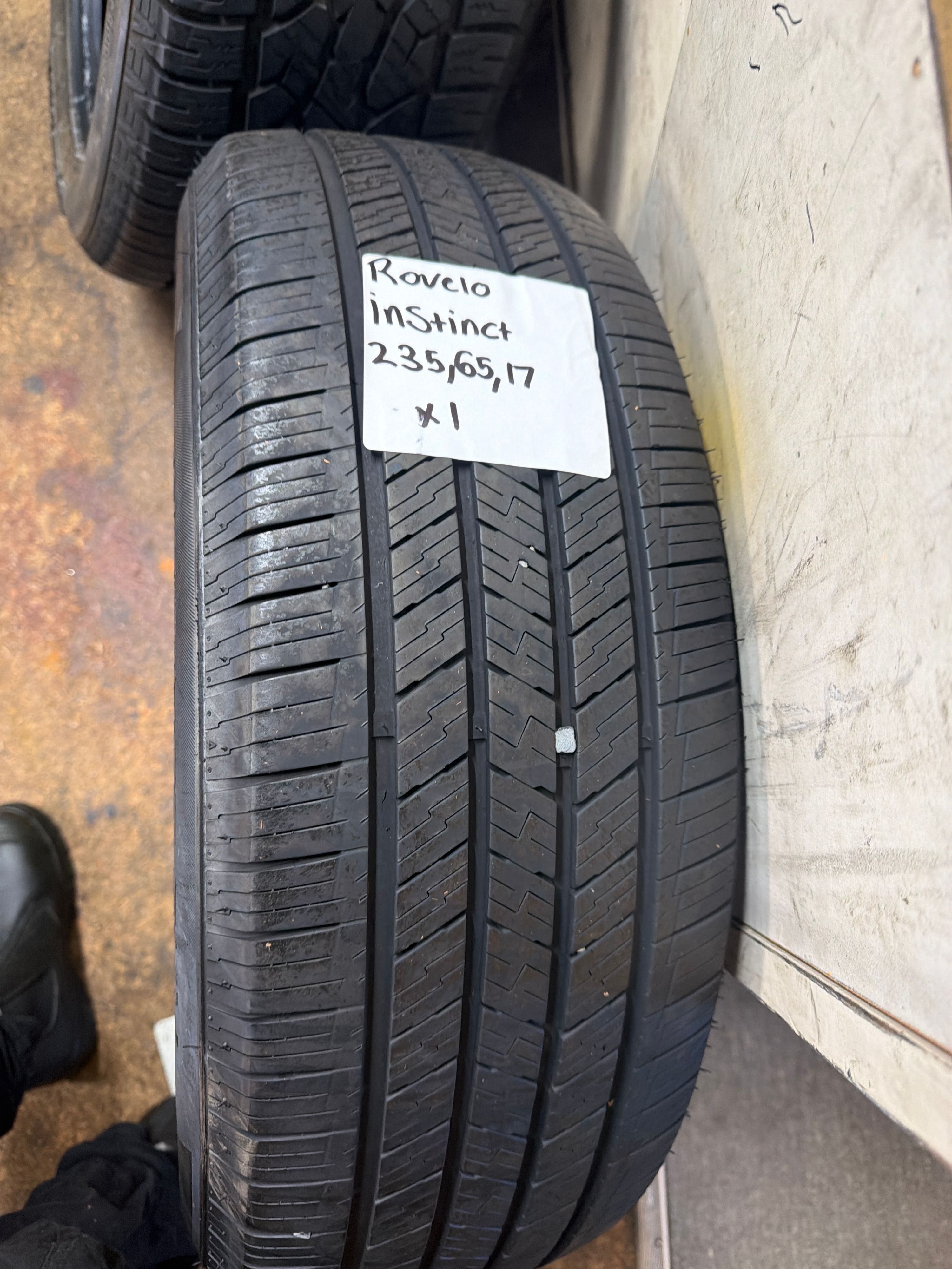 235/65R17 — Rovelo Instinct SUV